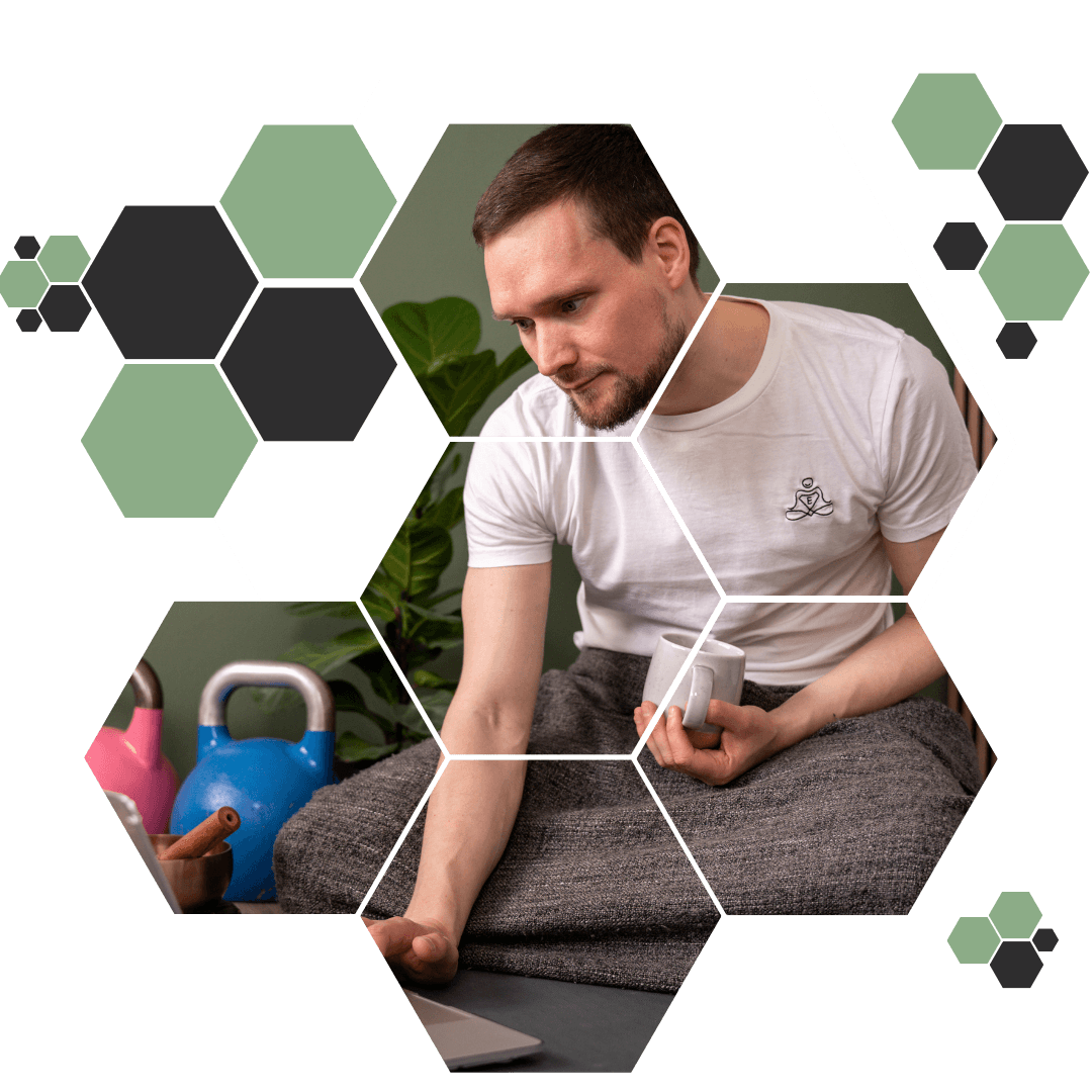 Johannes während einer Entspannungsübung am Laptop