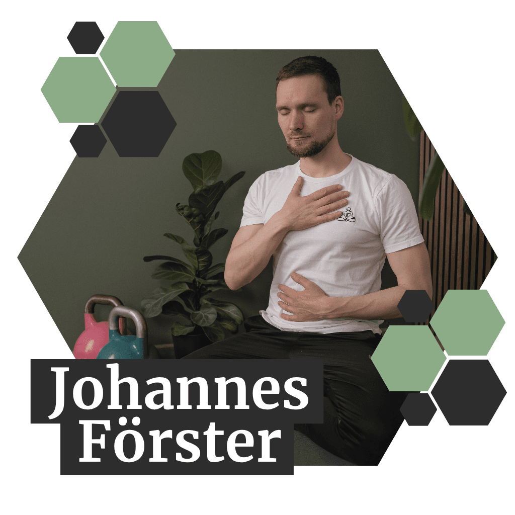 Schlafprobleme stoppen mit dem Schlafkurs von Johannes Förster A man sits meditating with one hand on his chest and the other on his abdomen, surrounded by kettlebells and a plant. Text: "Johannes Förster."