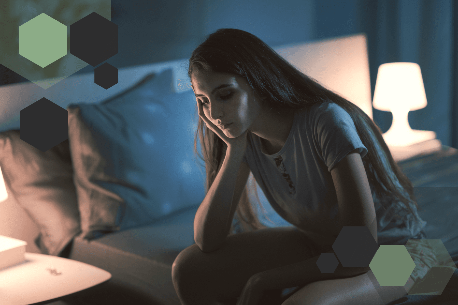 Schlafprobleme lösen - Entspannende Einschlafroutinen mit der Entspannungshelden App Eine Frau sitzt verzweifelnd am Bett